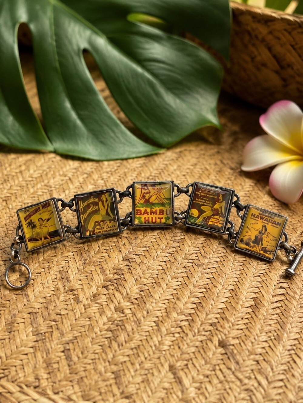 Classic Hardware Tiki Hawaii Bracelet Vintagewear Hawaiian Pin Up 5 Panel 8"